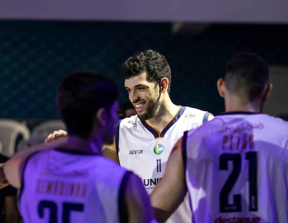 Na última temporada do Novo Basquete Brasil, o ala-armador de 28 anos e 1,94m de altura, defendeu o Cerrado, obtendo médias de 9.3 pontos, 2.6 rebotes e 10.2 de eficiência. (Foto: Reprodução).