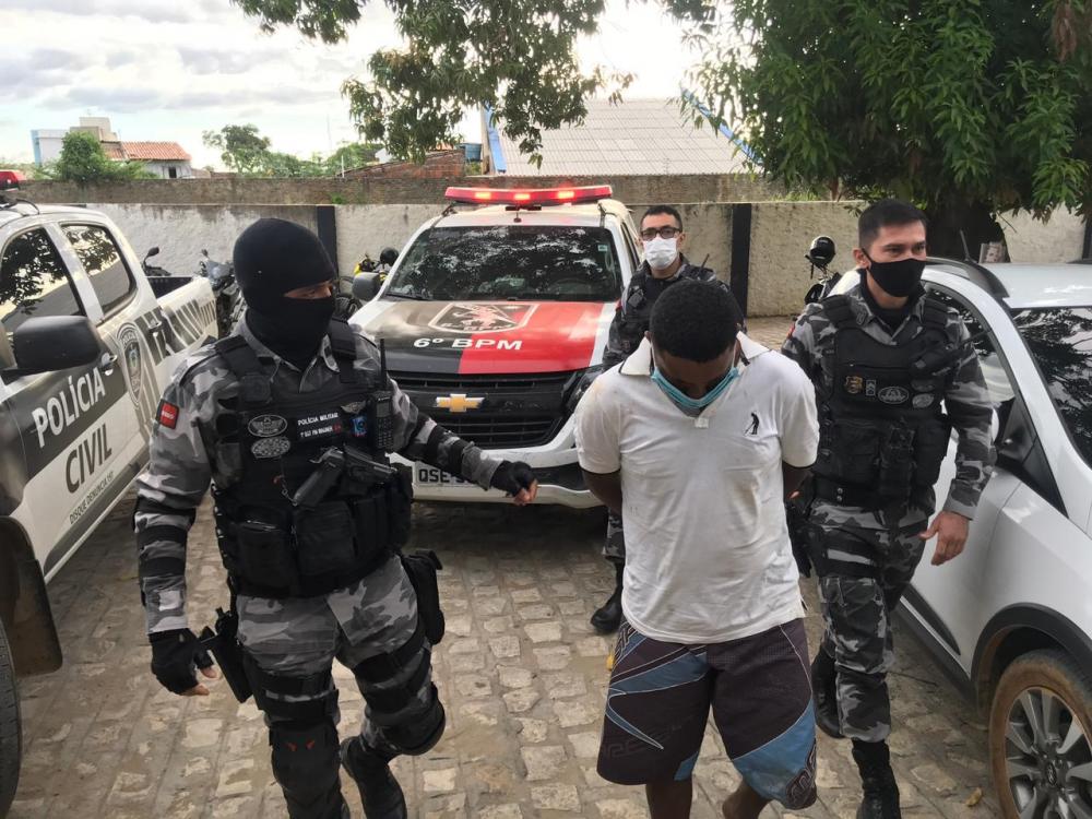 O acusado e o material apreendido foram levados à Central de Polícia Civil para serem adotados os procedimentos que requer o caso (Foto: Reprodução)