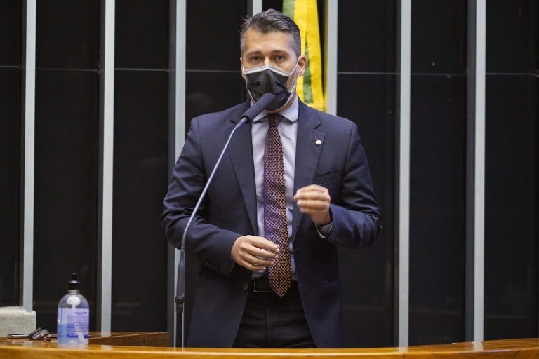Leonardo Gadelha protocola projeto de lei para instalação de placas de advertência sobre abandono de animais