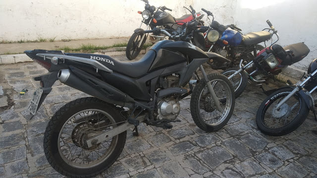 Ambas as motos foram rebocadas e levadas à delegacia de Polícia Civil e após os procedimentos necessários foram devolvidas aos proprietário legítimos (Foto: Divulgação PMPB)