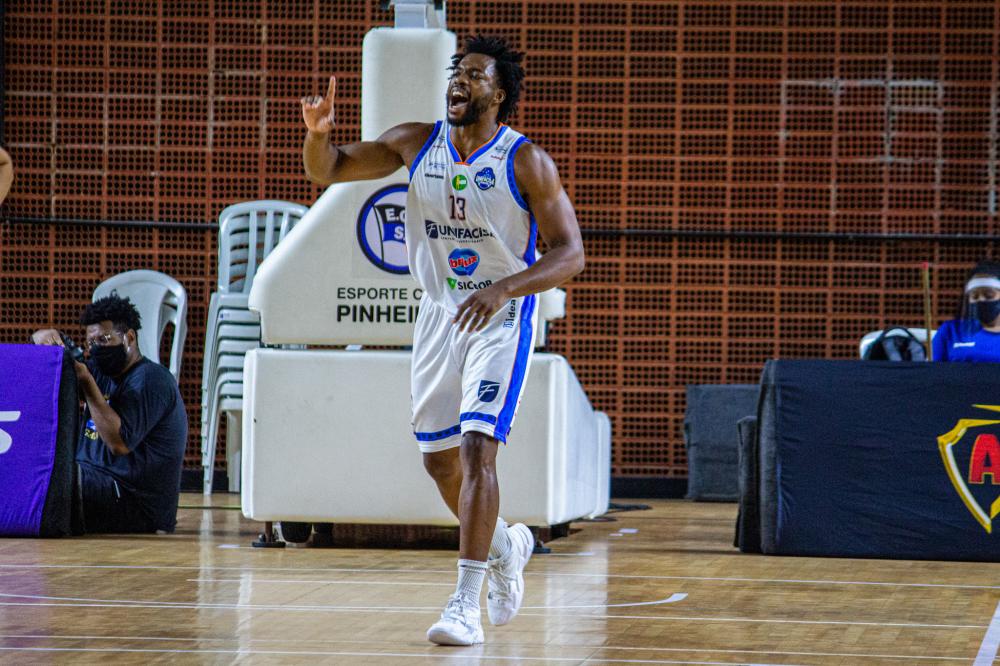 No NBB, Alexandrino foi peça fundamental no sistema defensivo do técnico César Guidetti na temporada 20/21, com médias de 2.4 pontos e 2.3 rebotes. (Foto: Assessoria).