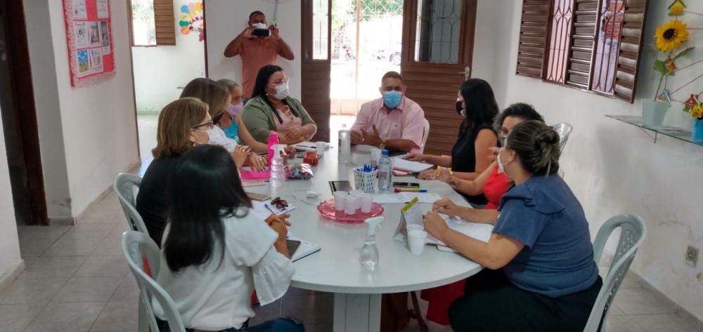 Reunião entre membros da Prefeitura de Aparecida, do CREAS-PB e da SEDH (Foto: Divulgação)