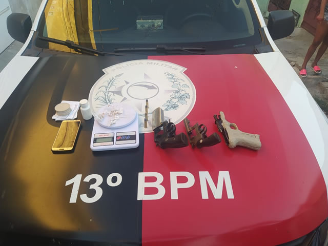 Os suspeitos e o material apreendido foram conduzidos à delegacia de Polícia Civil para serem realizadas as medidas necessárias que manda a Lei (Foto: Divulgação PMPB)