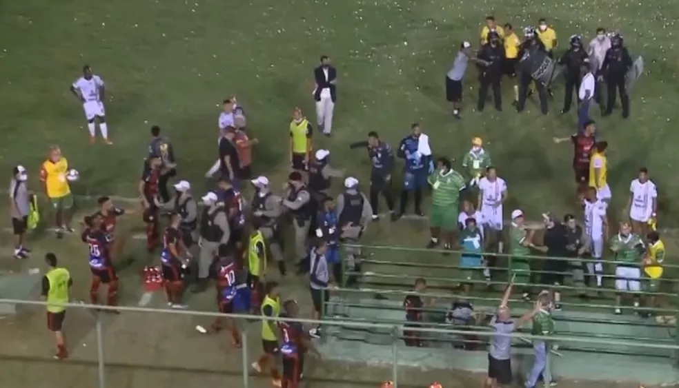 Tumulto generalizado acabou com seis expulsões na partida entre Sousa e Campinense, pela Série D — Foto: Reprodução / TV Paraíba