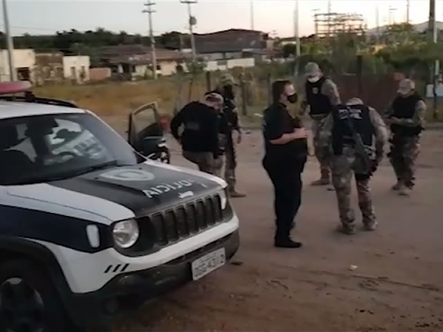 Após ser preso, o investigado foi levado à delegacia de polícia Civil com o material apreendido (Foto: Divulgação PCPB)