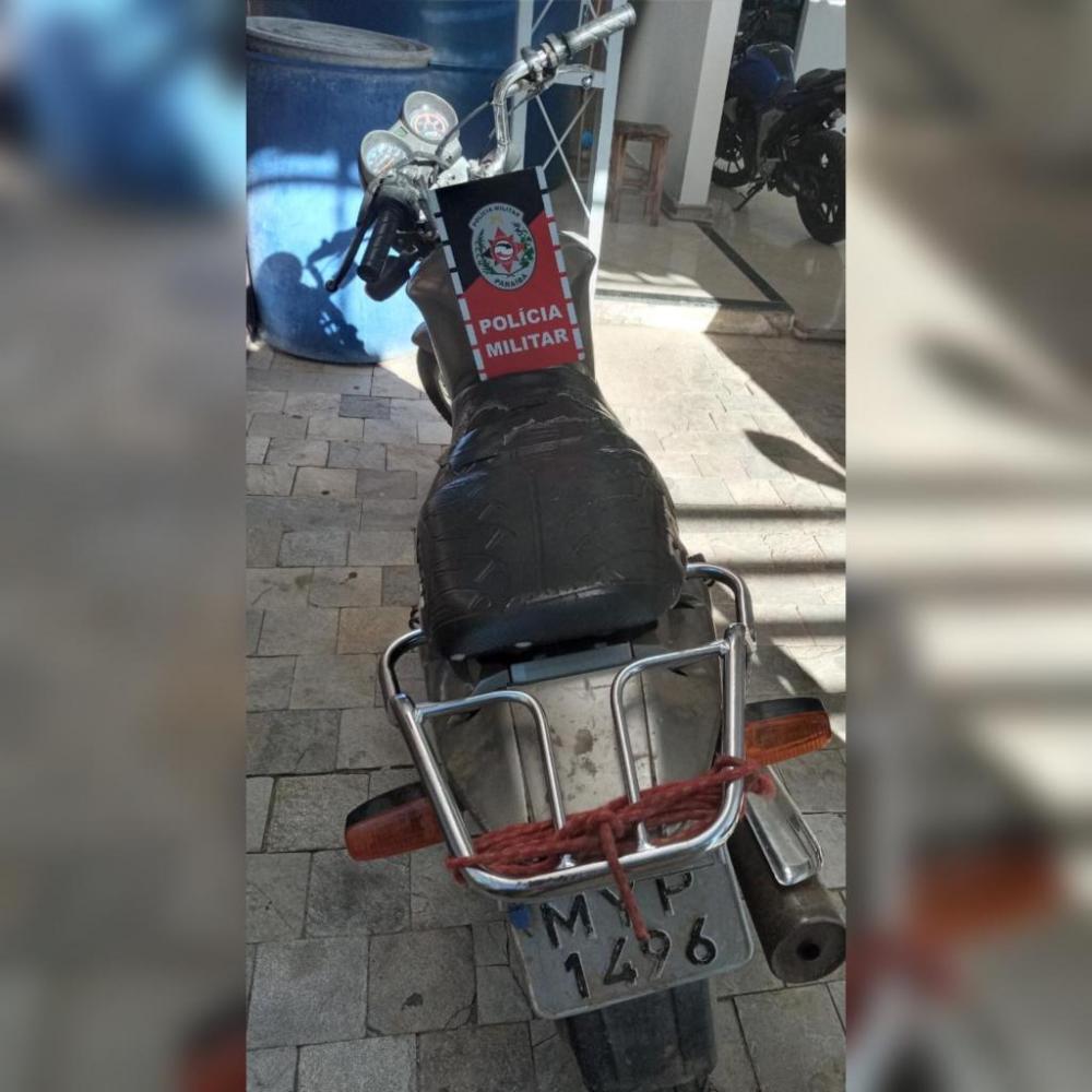 O casal e a motocicleta foram conduzidos à Delegacia da Polícia Civil, onde foram adotadas as medidas cabíveis (Foto: Divulgação PMPB)