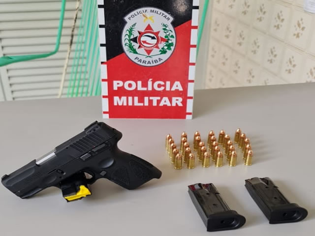 O suspeito recebeu voz de prisão pela prática do crime de porte ilegal de arma de fogo e foi encaminhado à Delegacia de Polícia Civil (Foto: Divulgação PMPB)