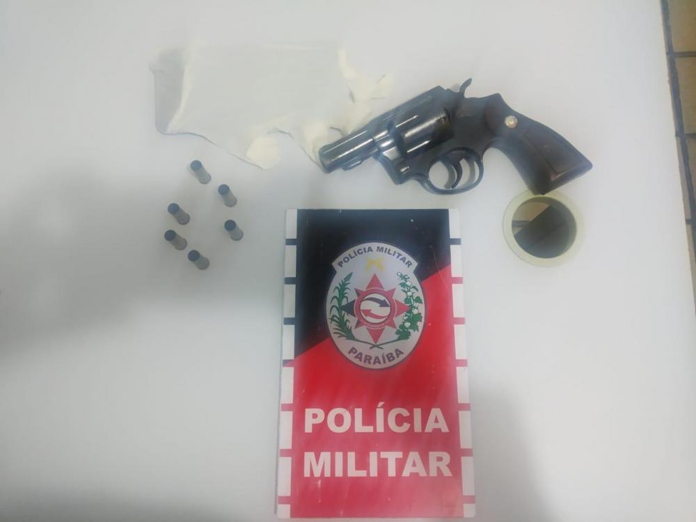 O material foi apresentado ao delegado de plantão e as investigações continuam a cargo da Polícia Civil (Foto: Divulgação PMPB)