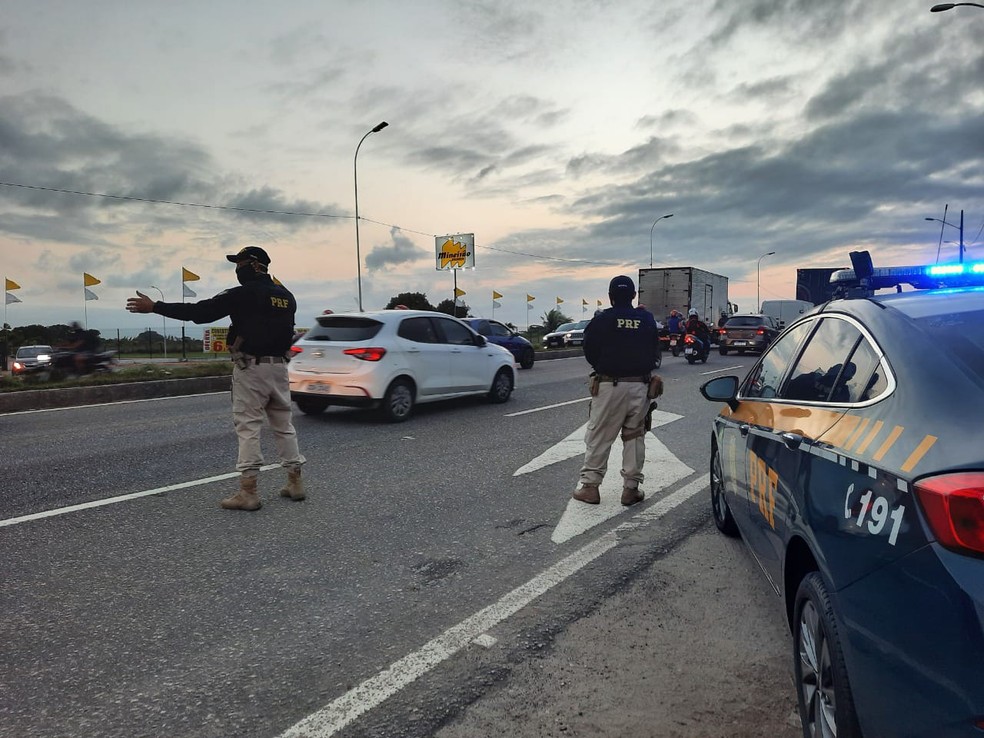 Mesmo sem feriado e com medidas restritivas, movimento nas estradas federais foi grande principalmente no Sertão da PB — Foto: Divulgação/PRF