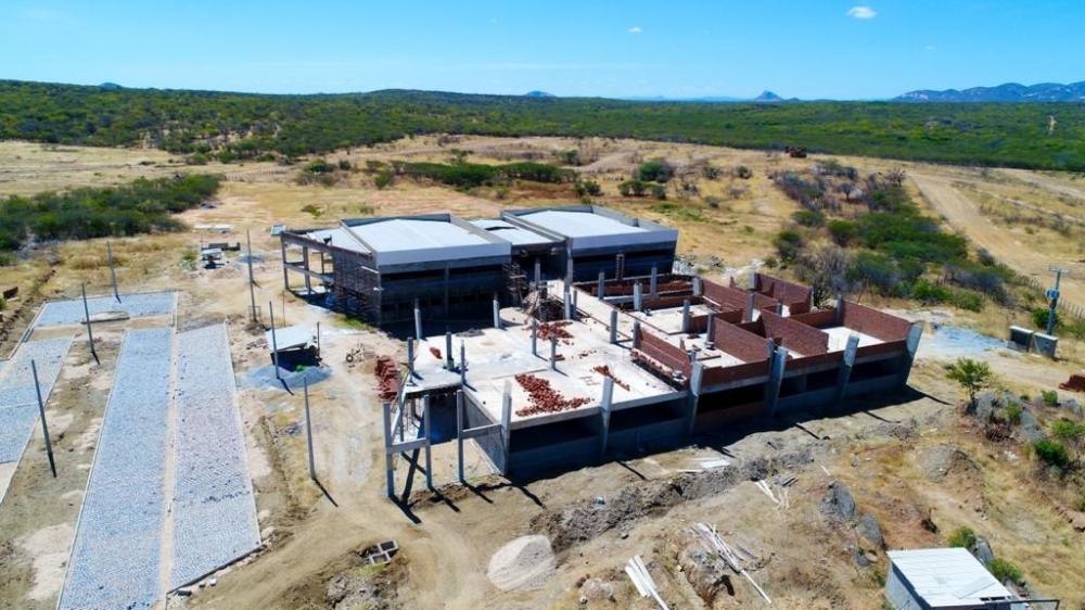 Ao ver as obras em andamento, deputado Efraim Filho comemora: