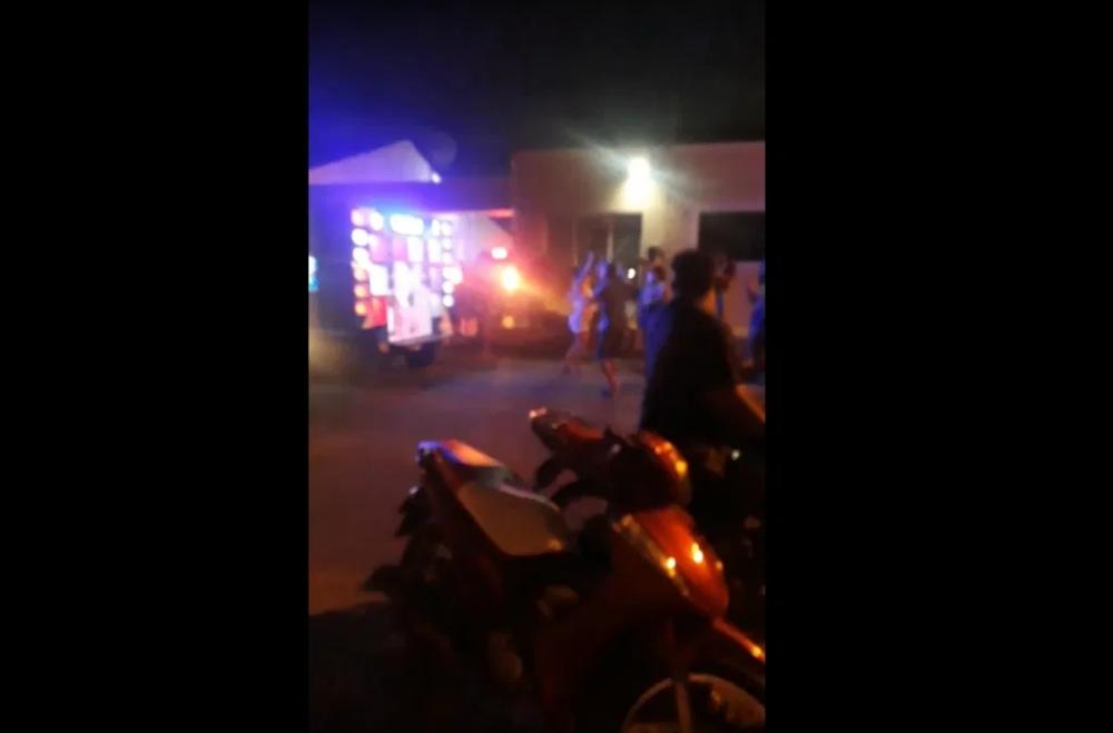 Fotos da aglomeração em frente à casa da prefeita. Foram carreatas, paredão e muita aglomeração (Foto: Reprodução)