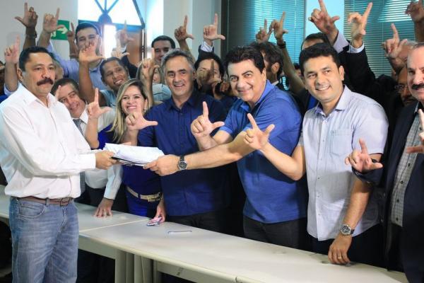 Momento em que Luciano Cartaxo e Manoel Junior registraram candidatura, em agosto de 2016 (Foto: Walla Santos)