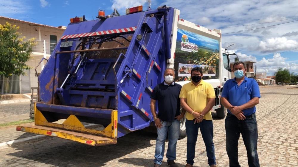 O prefeito de Marizópolis, Lucas Braga (PSDB) anuncia a aquisição de compactadores de lixo para a cidade (Foto: Divulgação)