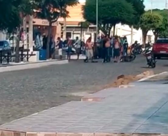 Durante a fuga os criminosos abandonaram um veículo Corsa de cor branco e fugiram com direção à cidade de Taperoá pela PB-238 (Foto: Reprodução)