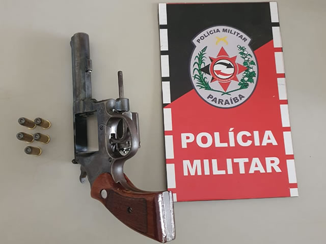O acusado foi apresentado na delegacia da Polícia Civil para serem realizadas as medidas pertinentes ao caso (Foto: Divulgação PMPB)
