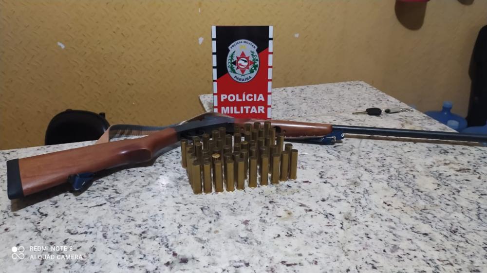 O suspeito foi conduzido à delegacia da Polícia Civil de Catolé do Rocha, para serem adotadas as medidas cabíveis (Foto: Divulgação PMPB)