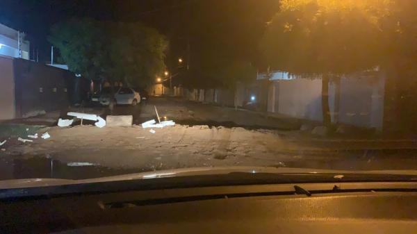 Filho de secretário da prefeitura de Sousa pede providência para alagamento. (Foto: Reprodução).