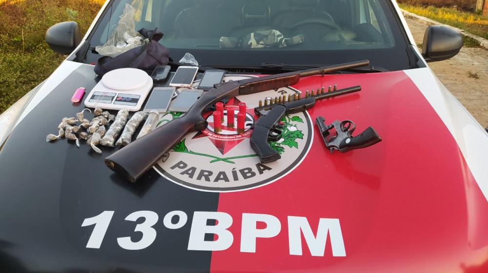 Os indivíduos e o material apreendido foram levados à delegacia de Polícia Civil e apresentados a autoridade policial judiciária (Foto: Divulgação PMPB)