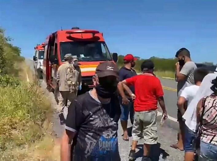 As unidades de resgate após prestarem atendimento as três vítimas que tiveram ferimentos leves e realizou a prevenção contra incêndio (Foto: Divulgação CBMPB)