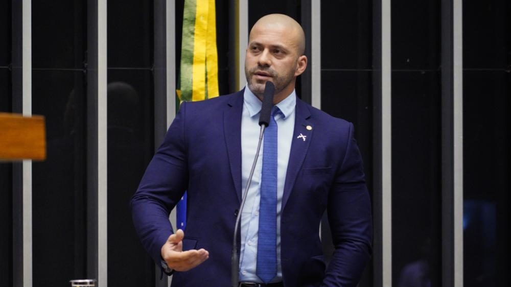 Relatório da PF afirma que deputado Daniel Silveira chegou a pular o muro de casa (Foto: IstoÉ Interessante)