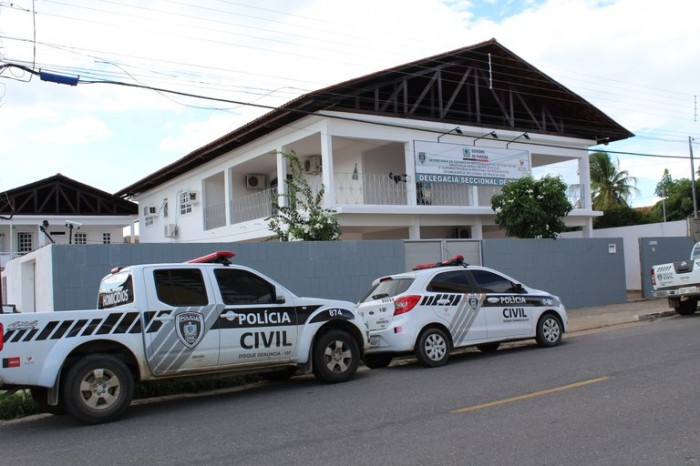 Uma câmera de segurança que tem próximo ao local registrou imagens dos bandidos e já estão sendo analisadas pela polícia (Foto: Reprodução)