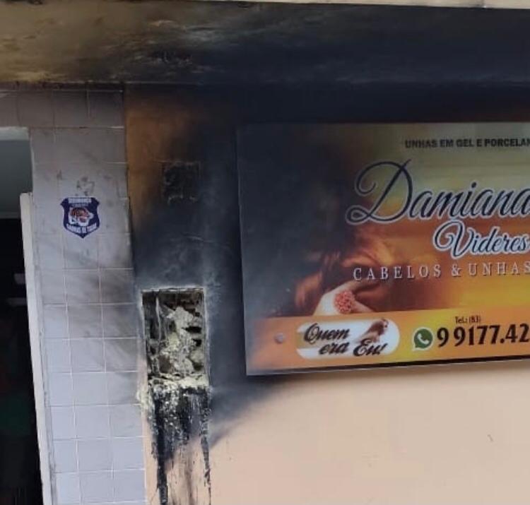 Momentos depois o incêndio foi controlado e evitado que se propagasse para o interior da casa (Foto: Divulgação CBMPB)