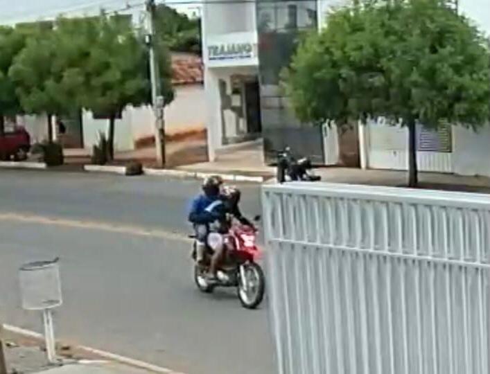 A moto abandonada apresentava restrição de roubo/furto e foi rebocada à delegacia de Polícia Civil para serem adotadas as medidas necessárias (Foto: Reprodução)
