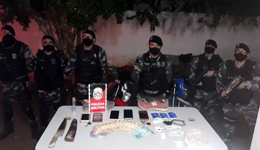 Os militares recuperaram as motos Honda Bros de placas QSH–9828 e OFO–7091, como também todo o material subtraído pelos indivíduos (Foto: Reprodução)