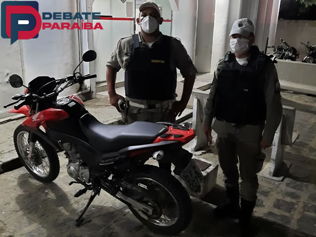 A motoneta foi reboca à delegacia de Polícia Civil e após serem adotados os procedimentos administrativos foi devolvida ao proprietário legítimo (Foto: Reprodução)