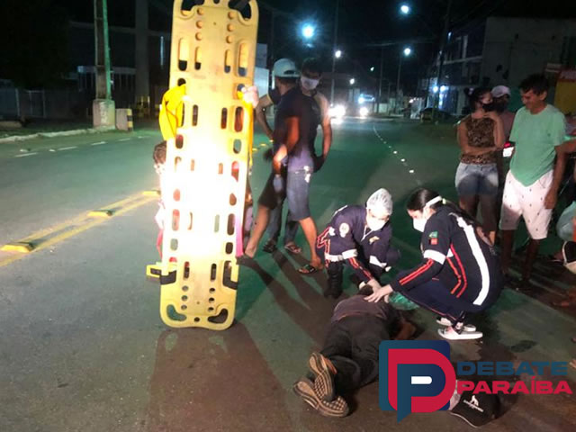 Uma unidade de resgate do SAMU foi acionada para prestar socorro e após o atendimento pré-hospitalar encaminhou a vítima ao Hospital Regional de Sousa (Foto: Debate Paraíba)