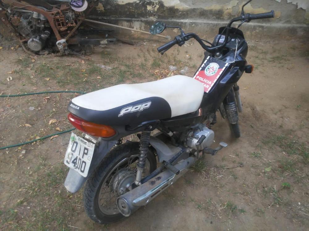 Dois menores infratores de 12 e 15 anos foram conduzidos à delegacia de Polícia Civil com a moto recuperada e apresentados a autoridade policial judiciária (Foto: Reprodução)