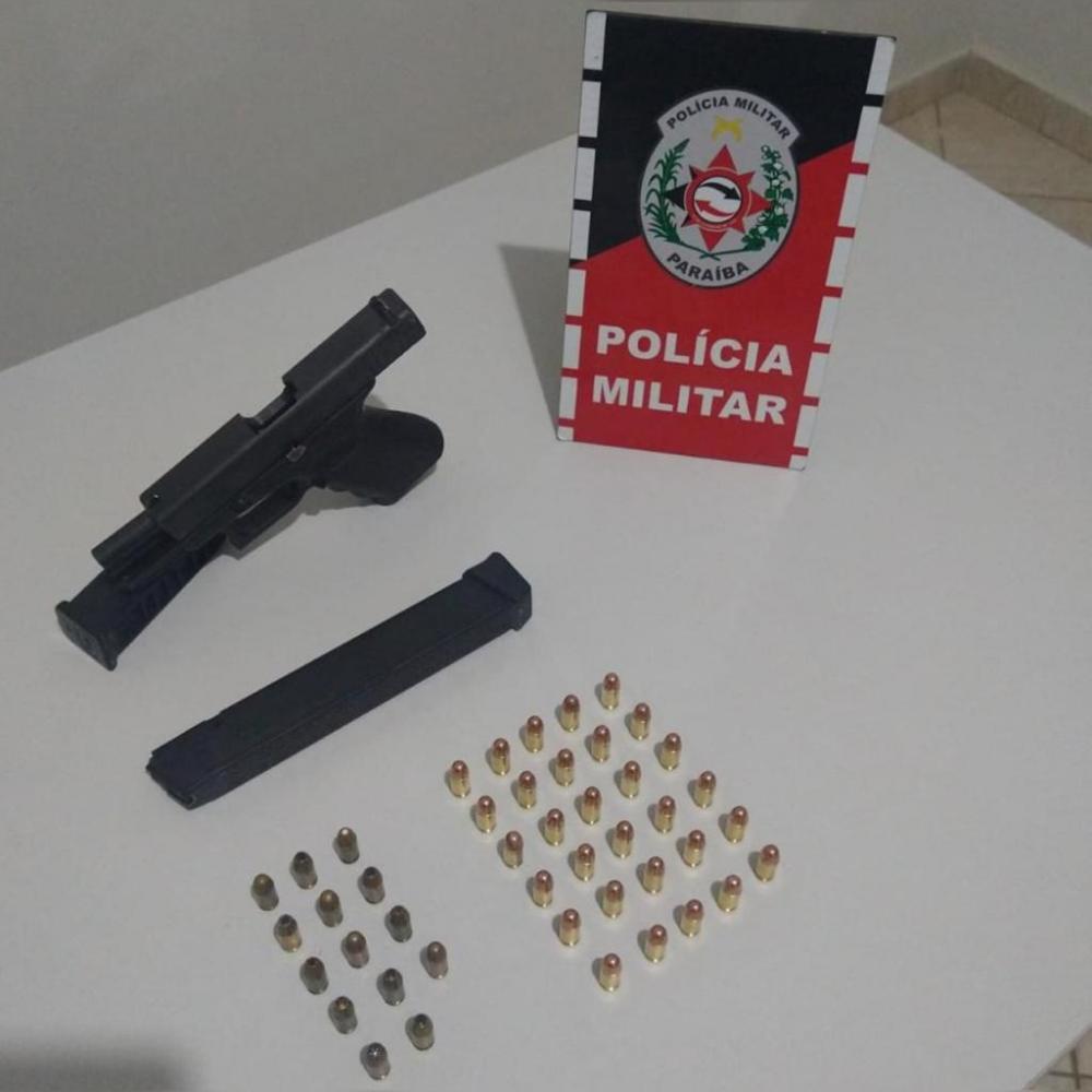 Diante do ato ilícito, o investigado recebeu voz de prisão pelo crime de porte ilegal de arma de fogo e foi conduzido à delegacia de Polícia Civil (Foto: Divulgação PMPB)