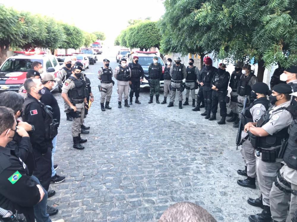 Polícias Civil e Militar desencadeiam operação nas cidades de São José de Piranhas e Monte Horebe; indivíduo foi preso e arma e droga apreendidas