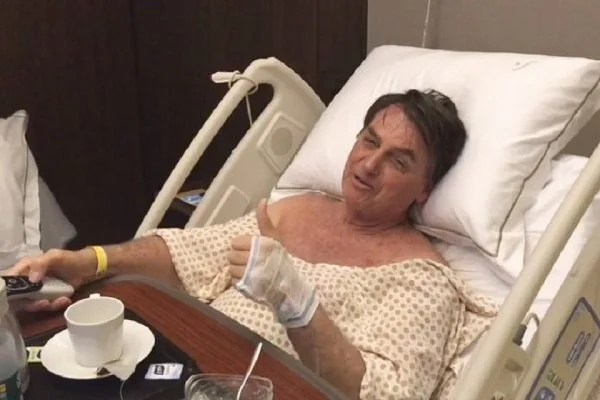 Presidente Bolsonaro será avaliado por seu cirurgião, que decidirá se parte do intestino será retirada (Foto: Reprodução)