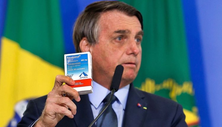 Presidente Jair Bolsonaro mostra uma caixinha de Hidroxicloroquina (Foto: UOL)