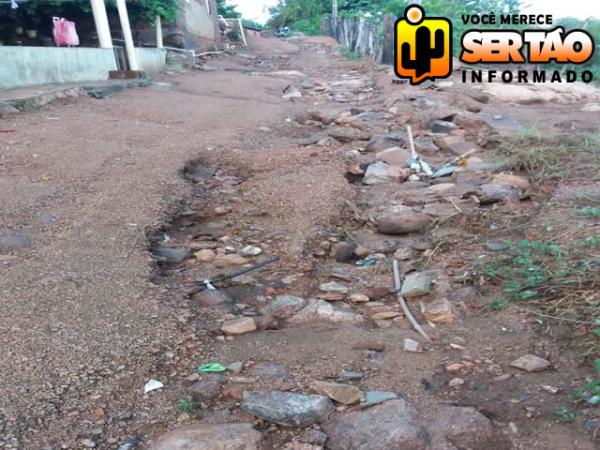 Moradores pedem providências a prefeitura de Sousa. (Foto: Sertão Informado).