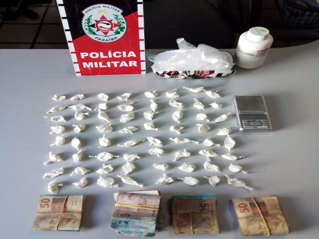 Diante do flagrante pelo crime de tráfico de drogas, a acusada e o material apreendido foi conduzida à delegacia de Polícia Civil de São Bento (Foto: Reprodução)