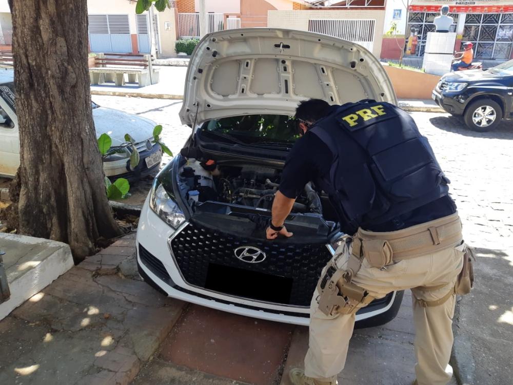 O veículo roubado há 14 meses estava circulando clonado em São João do Rio do Peixe. Um homem foi detido durante a ação (Foto: Divulgação PRF)