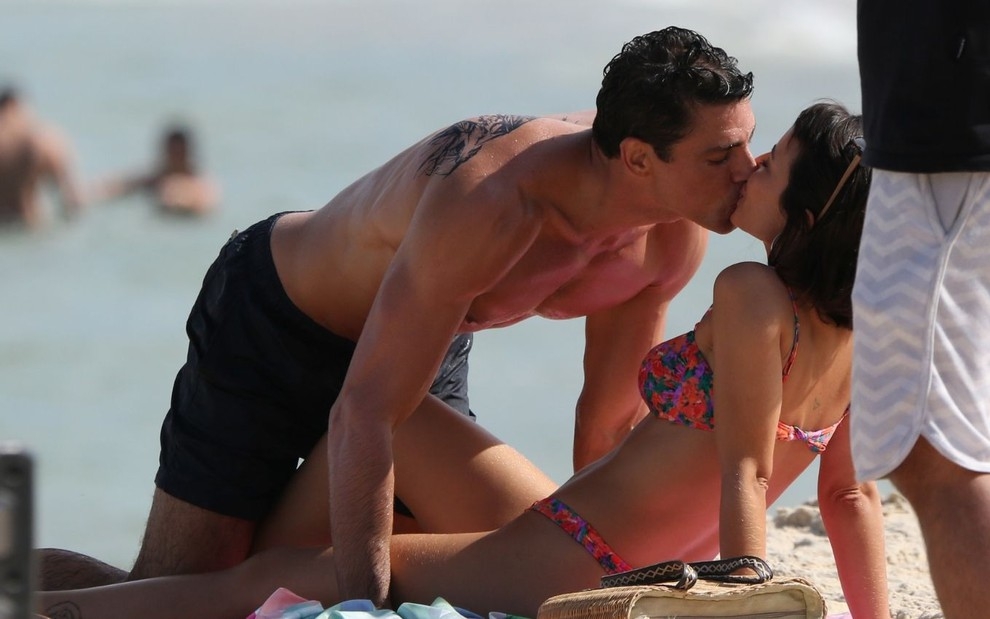 Cauã Reymond e Andréia Horta em gravação de cenas quentes para novela Um Lugar ao Sol, da Globo (Foto: Notícias da TV)