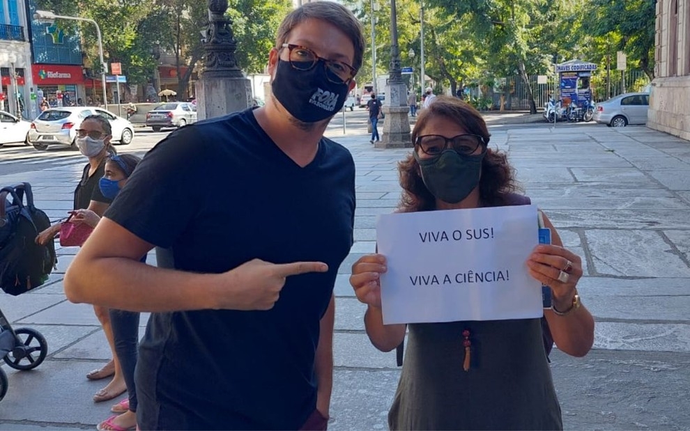 Fábio Porchat tira foto com fã ao tomar a vacina; humorista criticou o governo de Jair Bolsonaro (Foto: Redes Sociais)
