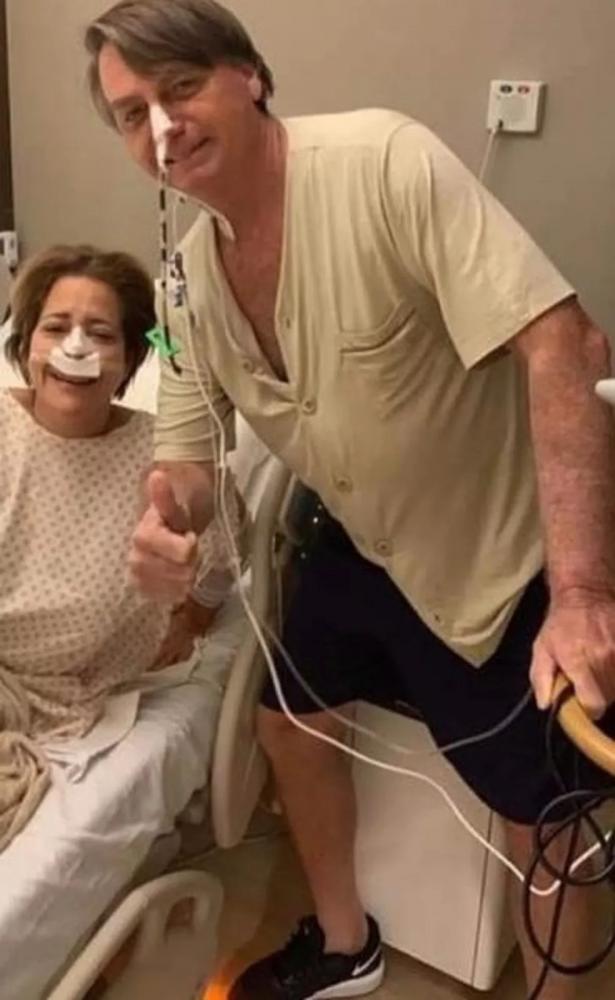 Michele posta foto de Bolsonaro de pé e sorrindo — Foto: Reprodução/ Redes sociais