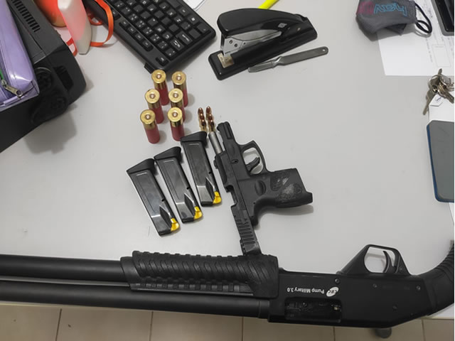 No momento da abordagem, uma pistola, uma espingarda calibre .12 e munições foram encontradas em posse do acusado (Foto: Reprodução)