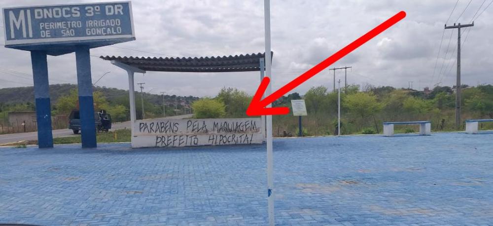 População picha parada de ônibus e manda recado para Tyrone: “Parabéns pela maquiagem”