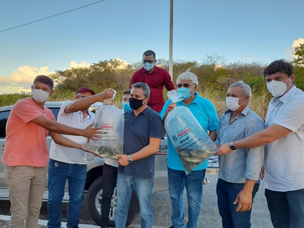 Deputado Efraim Filho realiza entrega de alevinos no sertão paraibano (Foto: Divulgação)