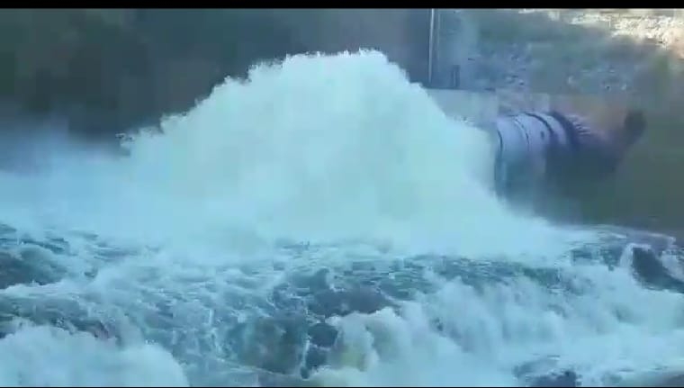 Imagens das comportas soltando água em São Gonçalo (Foto: Reprodução)