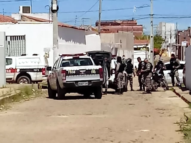 Os acusados e o material apreendido foram levados à delegacia de Polícia Civil para serem realizados os procedimentos que manda a Lei (Foto: Reprodução)