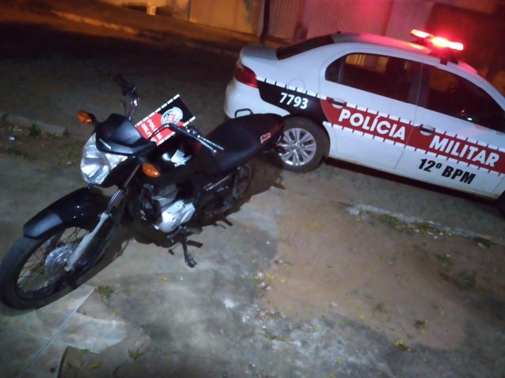 A motocicleta foi levada à Delegacia da Polícia Civil em Catolé do Rocha, para ser entregue ao proprietário (Foto: Divulgação PMPB)