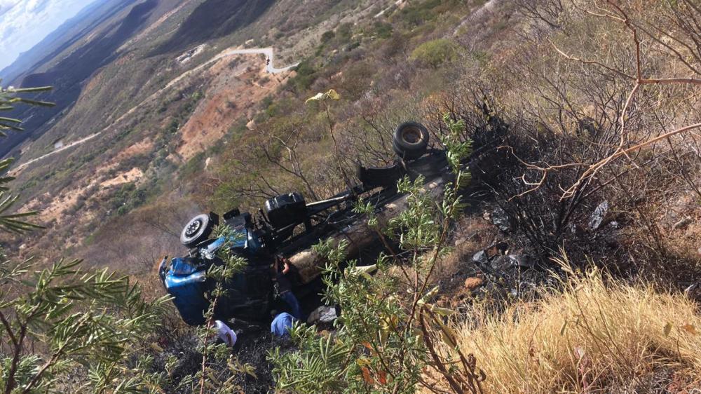 Felizmente no local não correu explosão e o motorista conseguiu sair da cabine com ferimentos leves (Foto: Reprodução Redes Sociais)