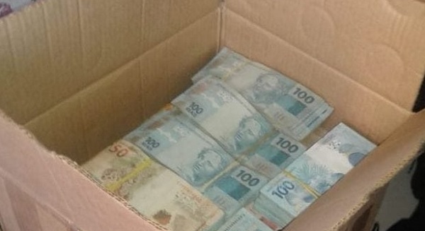 Pâmela confirmou a existência das caixas, que bate inteiramente com o depoimento feito por Janaína. Ele confirma que as duas viram as caixas repletas de dinheiro. (Foto: Reprodução).