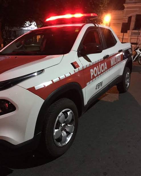 Um cerco está sendo feito na área com o intuito de localizar e prender os assaltantes.